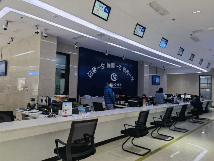 ▲上午9点15分,一位窗口人员来到岗位打开电脑