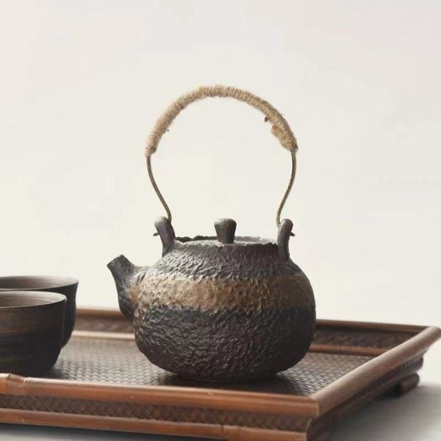 奶奶爱喝茶,过年前小亮给她买了把铁制茶壶。