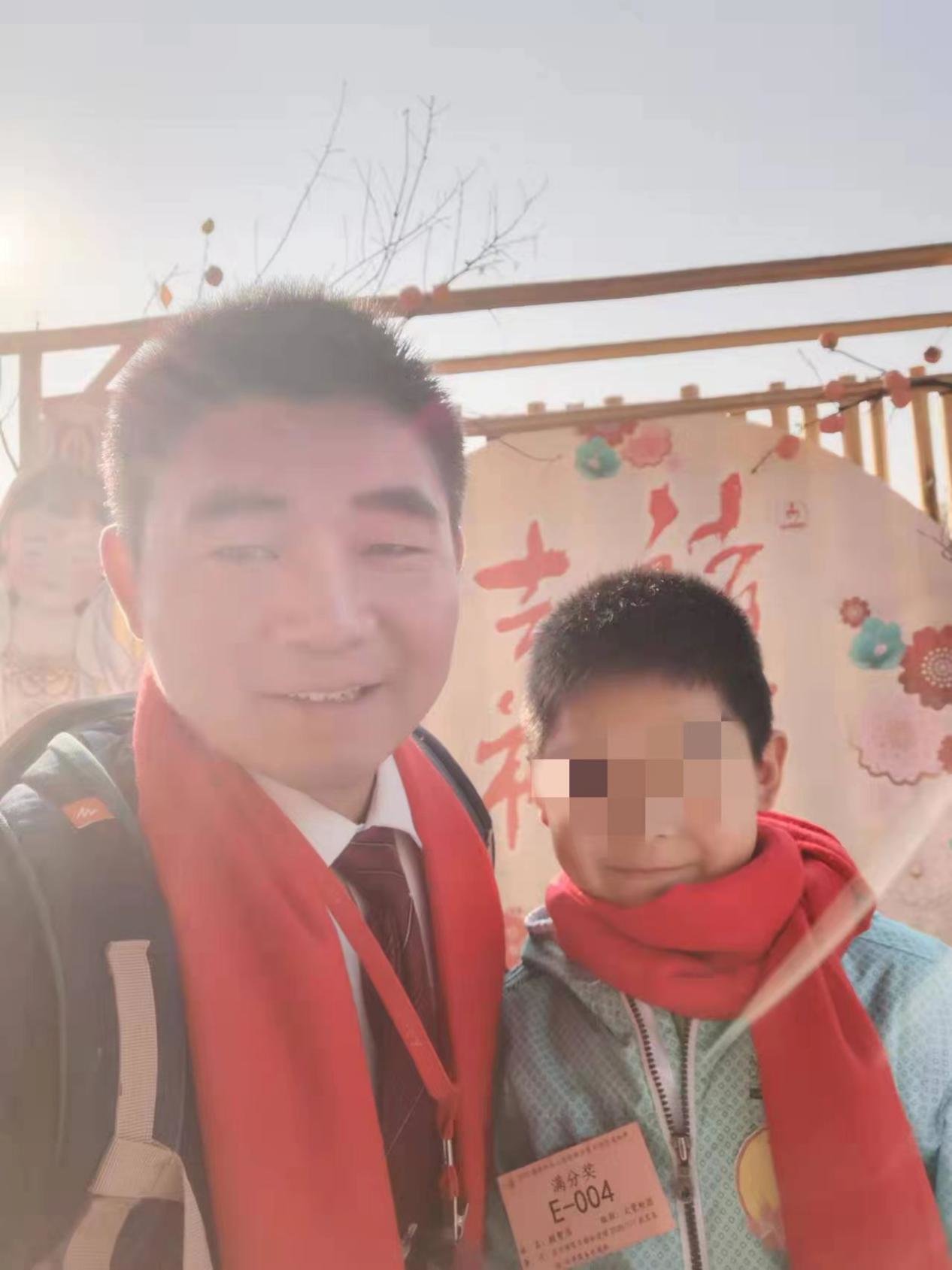 顾伟与儿子在宜兴大觉寺合影。