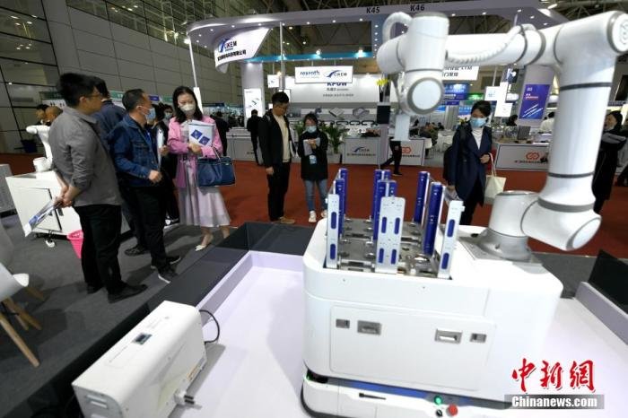 资料图：3月9日，2023中国(福州)工业博览会在福州海峡国际会展中心举办，各种机器人自动化设备吸人眼球。