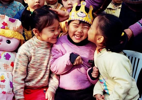 幼儿园里的生日派对。