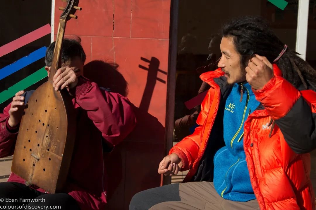 周磊与当地傈僳族民交谈