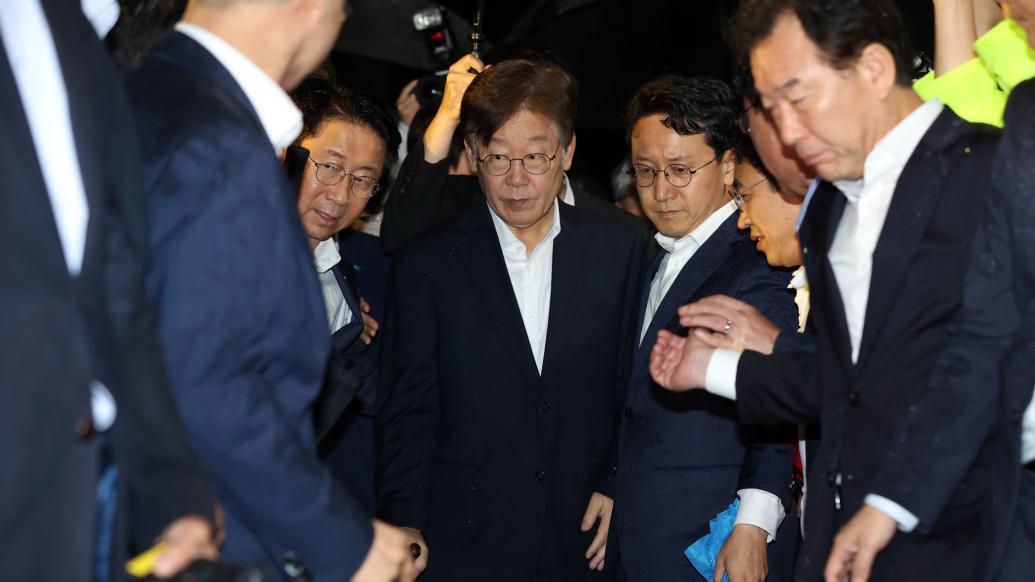 当地时间2023年9月27日，韩国首尔，李在明走出首尔拘留所。澎湃影像 图