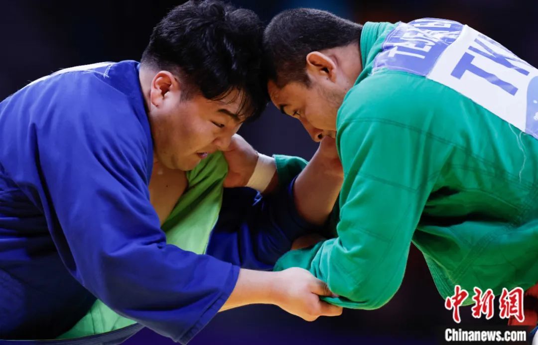 2023年9月30日，杭州第19届亚运会克柔术男子 90公斤级半决赛在杭州萧山临浦体育馆举行。土库曼斯坦选手捷延-捷耶诺夫(绿)与韩国选手鄭準溶交手。杜洋 摄