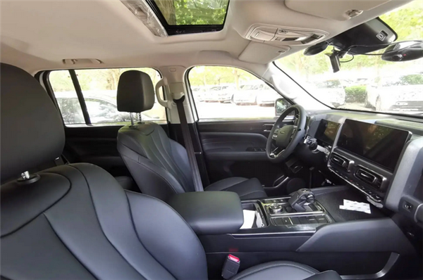 外观高大威猛 内饰科技感十足:全新哈弗H9谍照曝光