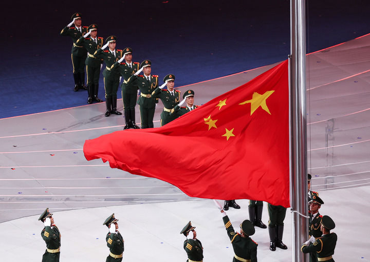 9月23日，中华人民共和国国旗在开幕式上升起。新华社记者 贾浩成 摄