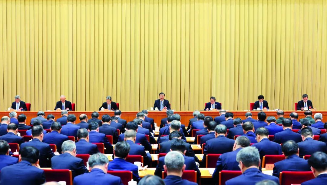 12月11日至12日,中央经济工作会议在北京举行。中共中央总书记、国家主席、中央军委主席习近平出席会议并发表重要讲话。李强、赵乐际、王沪宁、蔡奇、丁薛祥、李希出席会议。图/新华