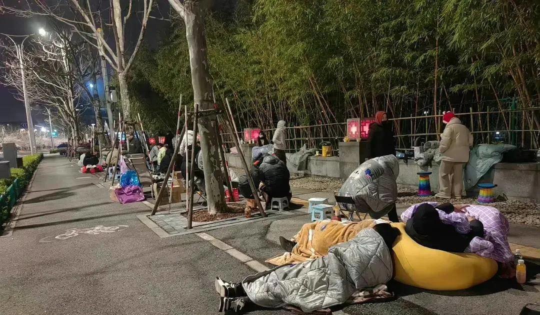 文艺辣评丨从<em>两场</em>年轻人的“排队”里能看到什么