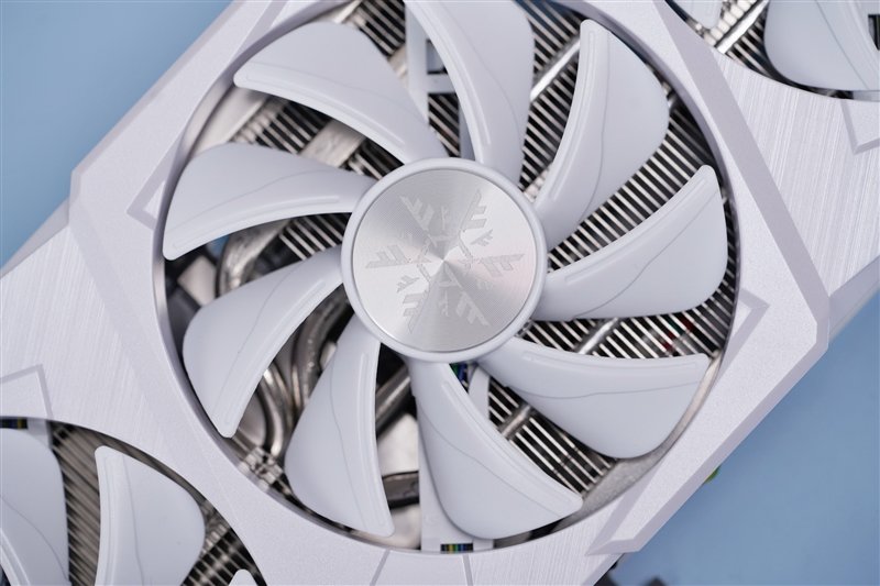 纤薄身材也能满血发挥!耕升RTX 4070踏雪评测:2K游戏通吃的高颜值显卡