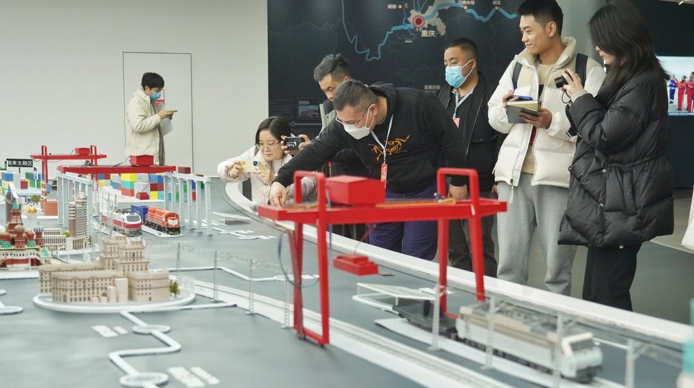 ▲2月17日,“走进区域看发展 川渝奋楫谱新篇”网上主题宣传采访团记者在重庆国际物流枢纽园区采访。记者 崔力 摄/视觉重庆