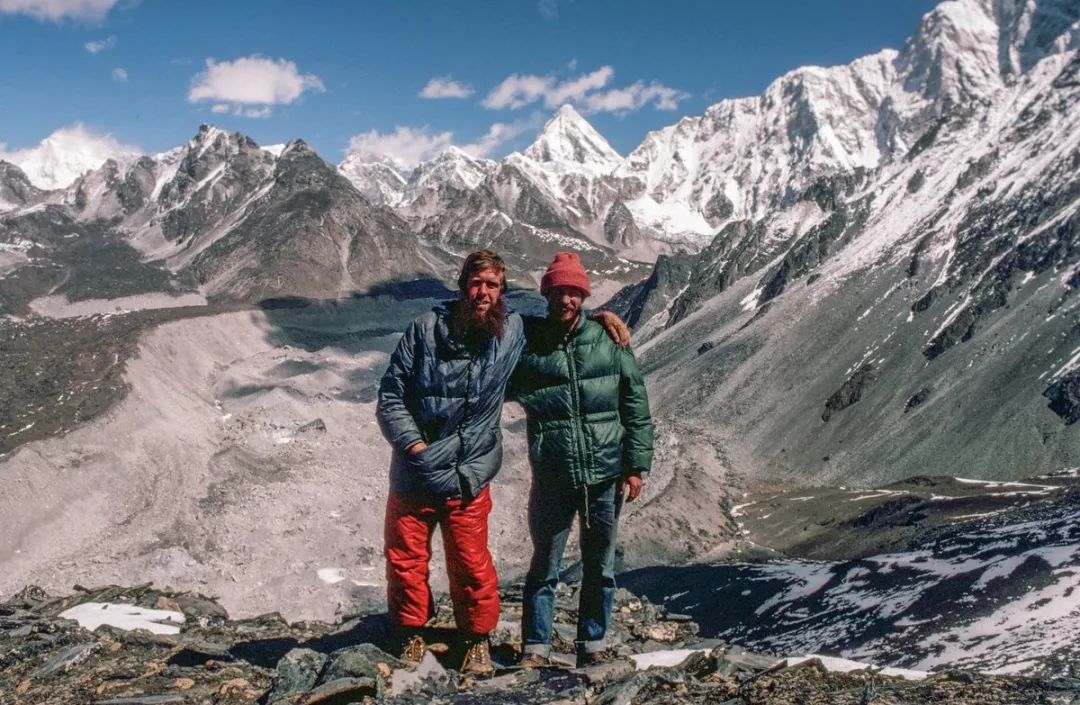 年轻时的凯文·凯利（左）与弟弟在登上珠穆朗玛峰5550米处时合影留念。（图/@Vanishing Asia）