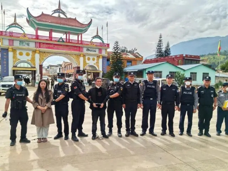 10月14日2349名电信网络诈骗犯罪嫌疑人被移交中方。 图据公安部刑侦局官方微博