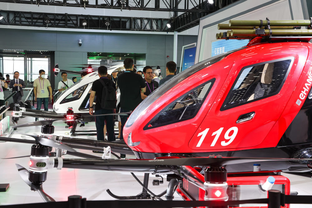 这是广交会新设置的新能源及智能网联汽车展区展示的亿航载人和运输无人机(4月15日摄)。新华社记者 刘大伟 摄