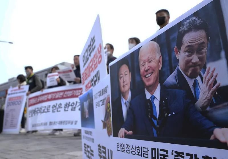 16日，韩国首尔，抗议者在总统办公室前举行集会，反对尹锡悦访问日本。图源：视觉中国