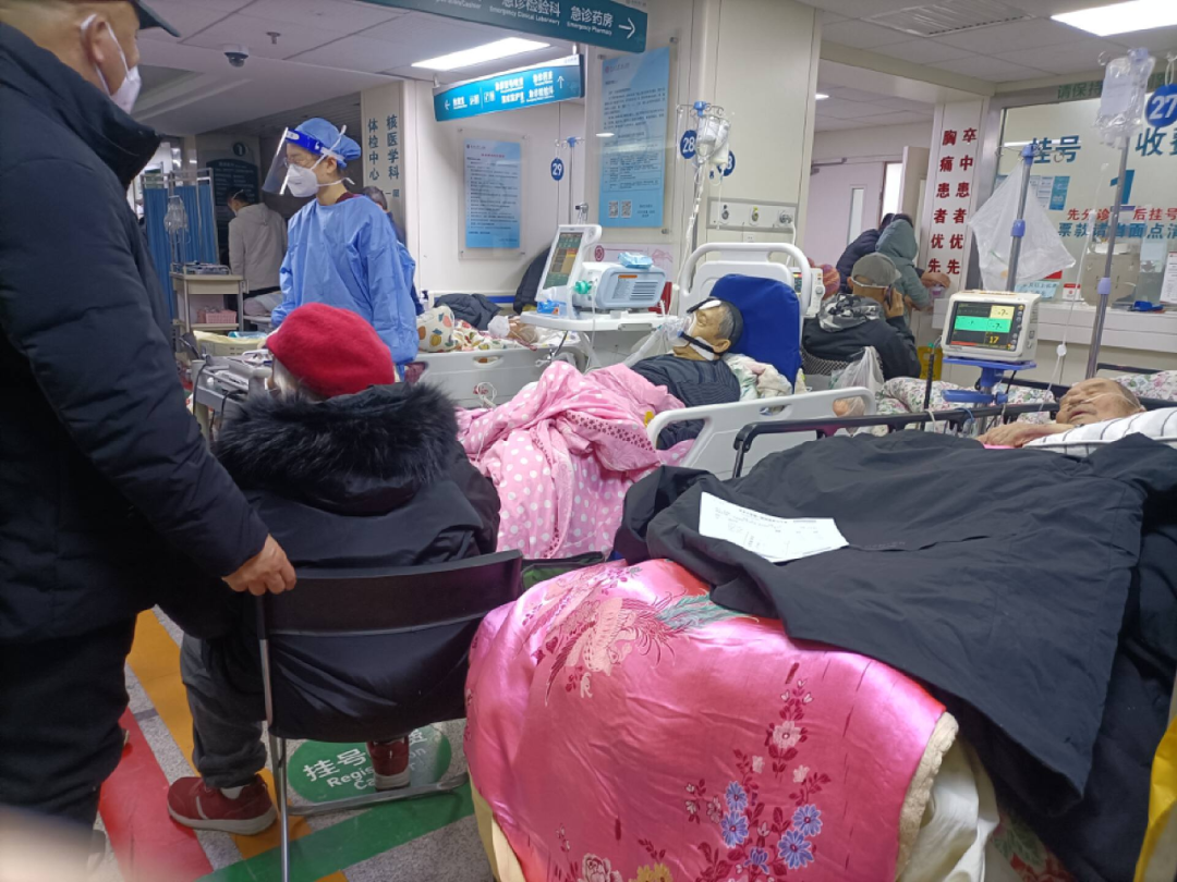 图说:北大医院急诊室大厅,帘子将大厅内一出空地分割开来作为临时病房,患者身旁放着监护仪。拍摄者/陈丽金