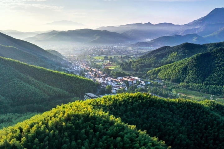 晨曦中风景秀丽的安吉余村拍友 潘学康 摄