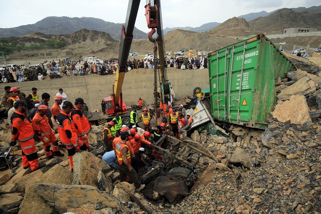 据当地媒体2023年4月18日报道,当日凌晨发生在巴基斯坦西北部开普尔-普什图省靠近托尔罕姆口岸的边境地区的山体滑坡已导致3人死亡。当地官员称,目前有20至25辆货车被埋,预计数十人被困。