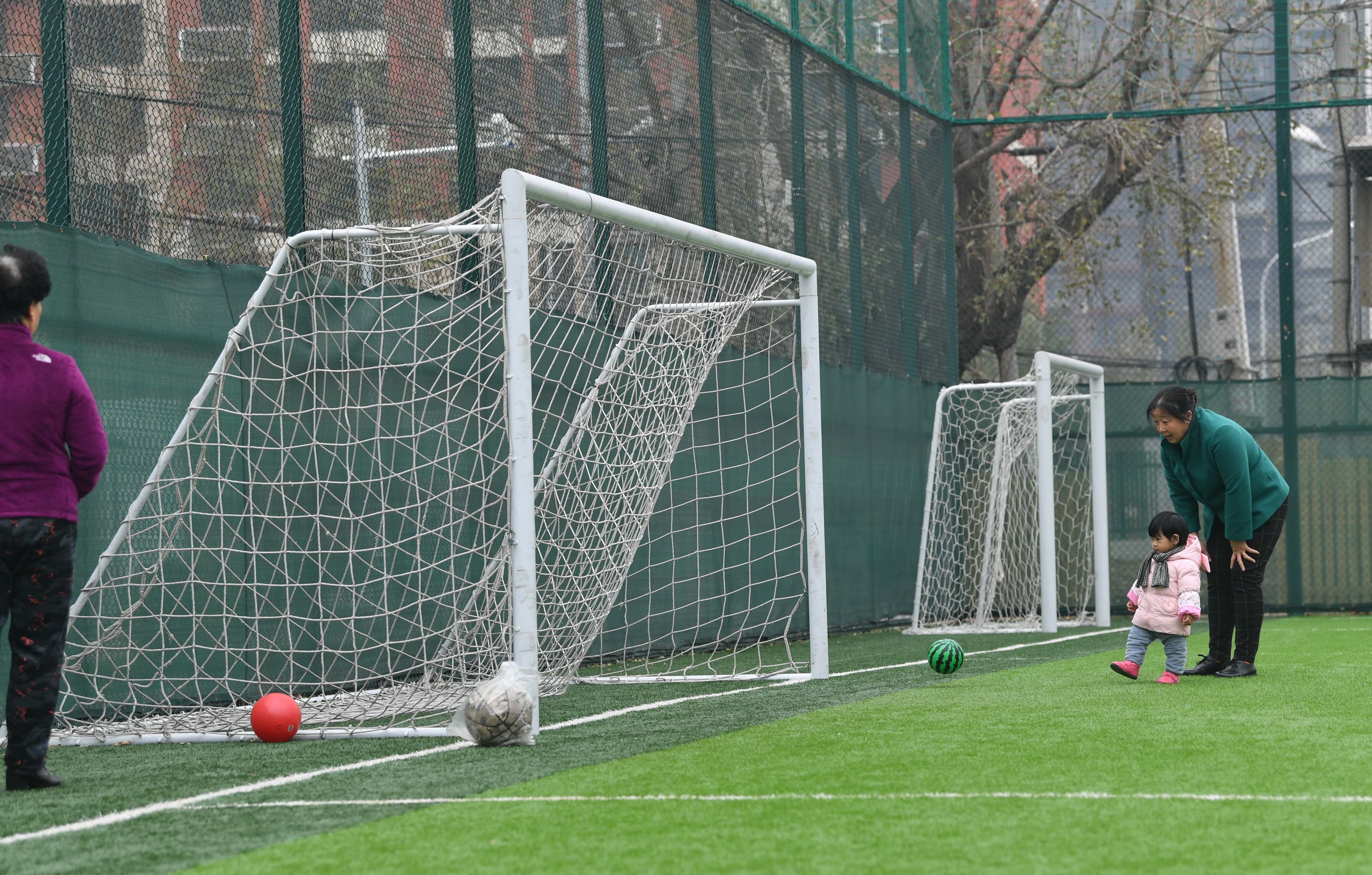 在位于海淀区学院路街道的逸成体育公园里,周边居民前来活动健身。本报记者 饶强摄