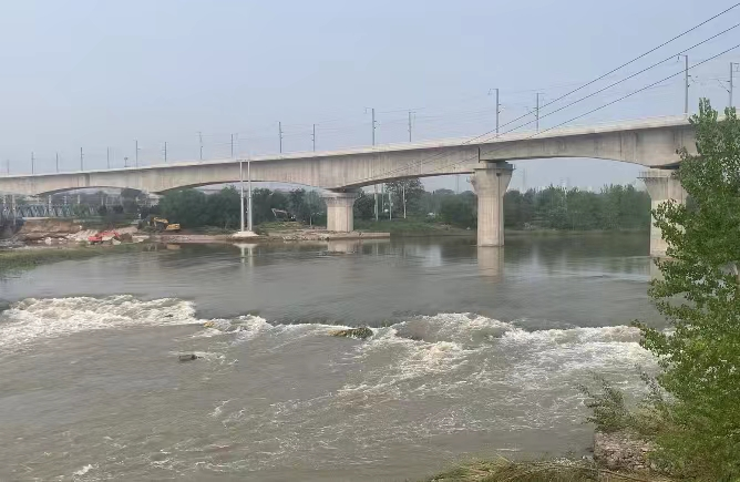 8月4日上午，永定河北京段主河道水位明显回落 记者 石珊珊 摄