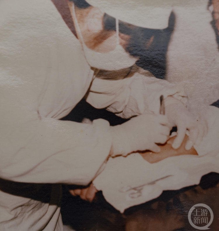 △老一批“消麻师”正在为患者清创