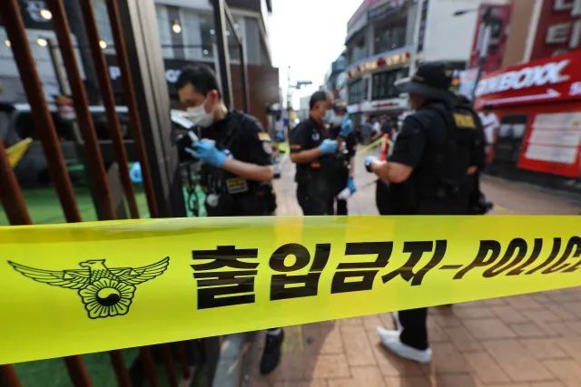 ◆7月21日，韩国首尔新林洞地铁站附近发生一起持刀行凶案，致1死3伤。
