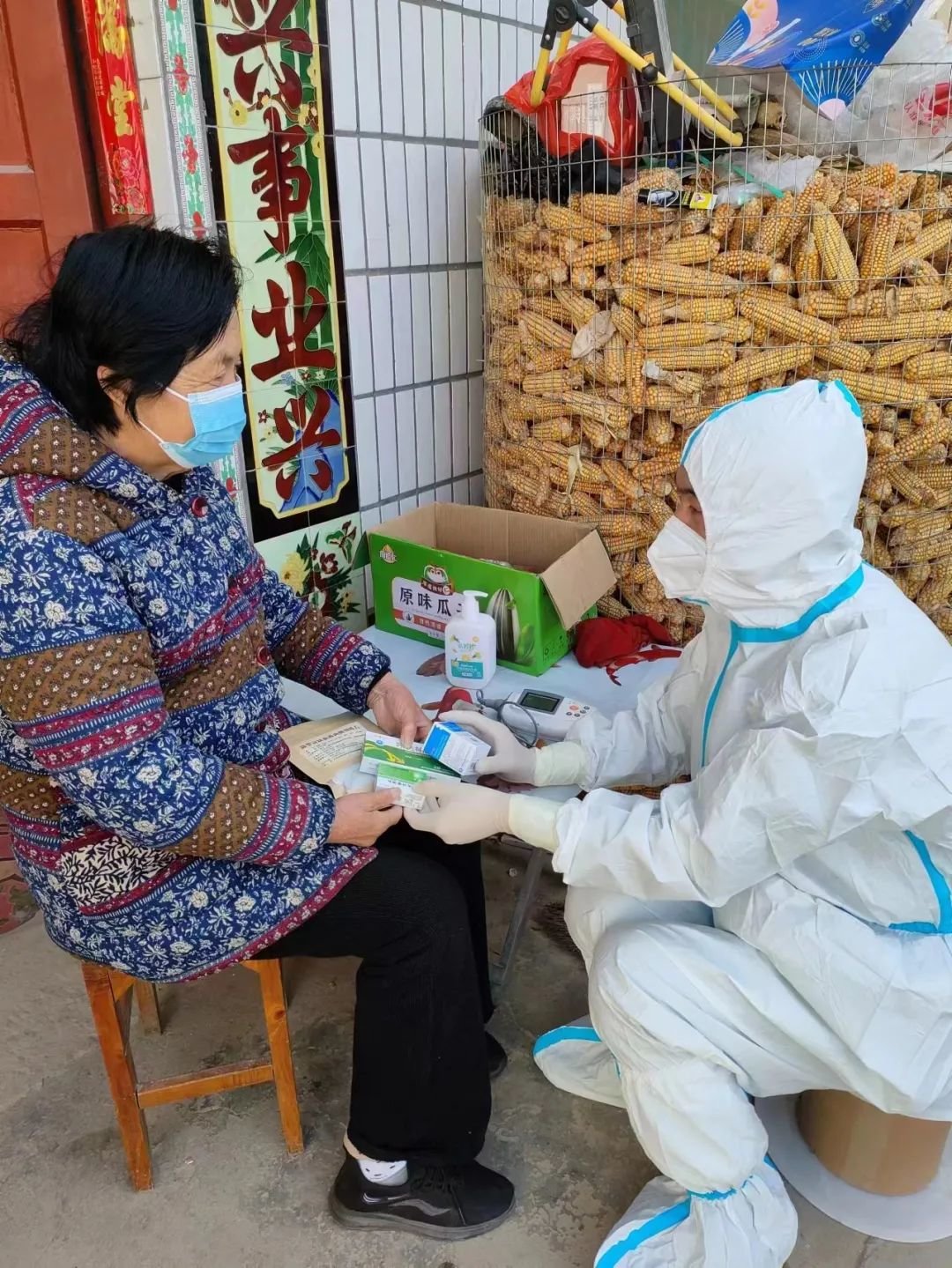 春节前夕，乡村医生蔡振挨家挨户为有基础疾病的村民上门送药及监测血氧饱和度，以防治重症的发生。