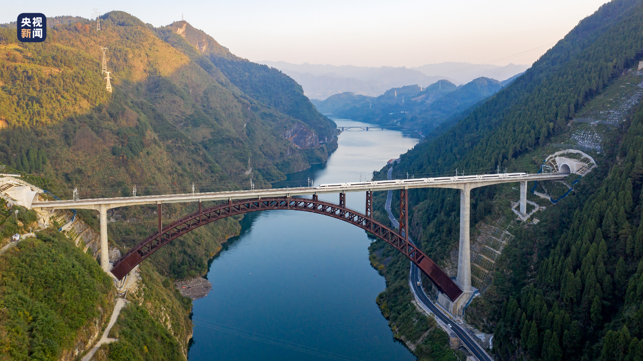 △列车驶过张吉怀高速铁路酉水大桥