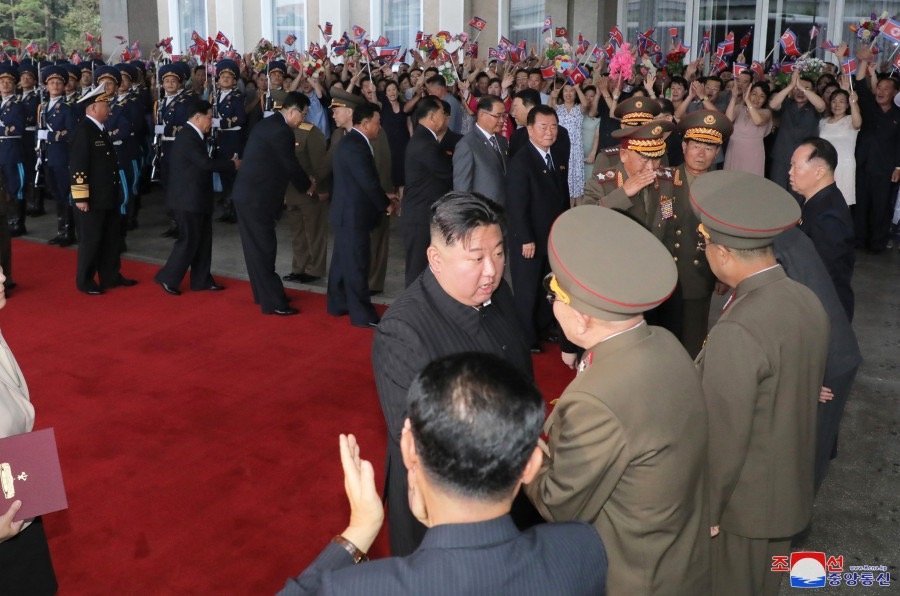 大量軍方人員陪同金正恩訪俄