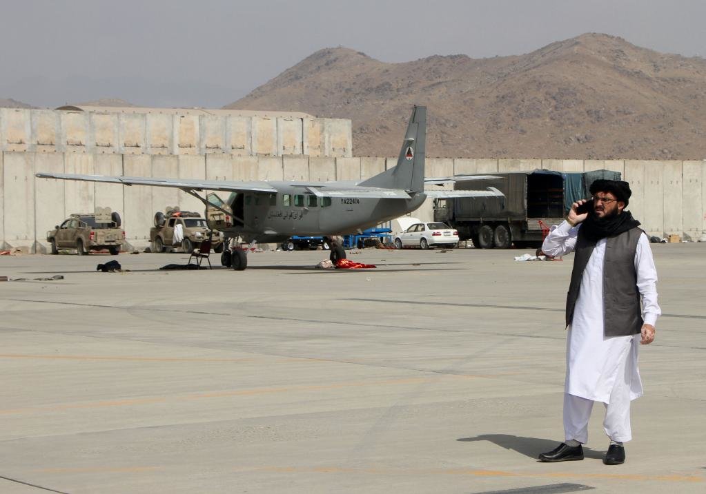 2021年8月31日，塔利班人员进入阿富汗喀布尔机场。新华社发（塞夫拉赫曼·萨菲摄）