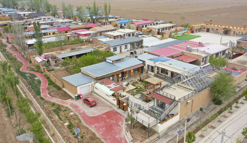 宁夏银川市贺兰县立岗镇星光村部分村民将庭院打造成民宿,发展乡村旅游(5月7日摄,无人机照片)。新华社记者 冯开华 摄