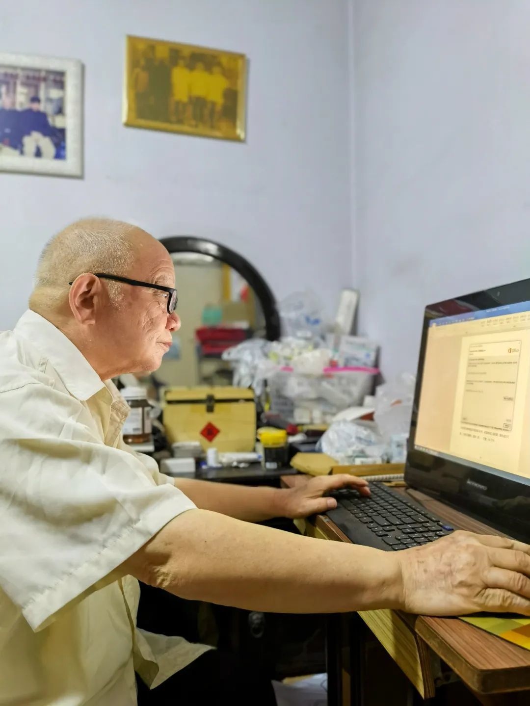 ·退休后，魏世杰用电脑写作。（王月玲供图）