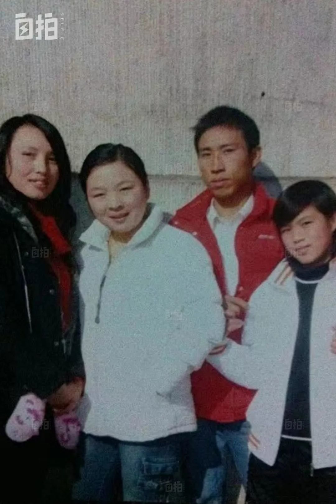 二十年前的我(左一)、姐姐、哥哥、妹妹,妹妹最小,全家人都很爱护她。