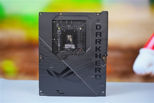 支持14代酷睿!ROG MAXIMUS Z790 DARK HERO主板图赏