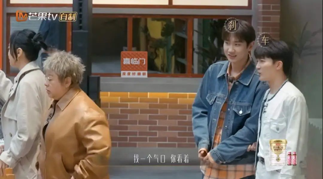 一句话都不说？以为她被孤立了…