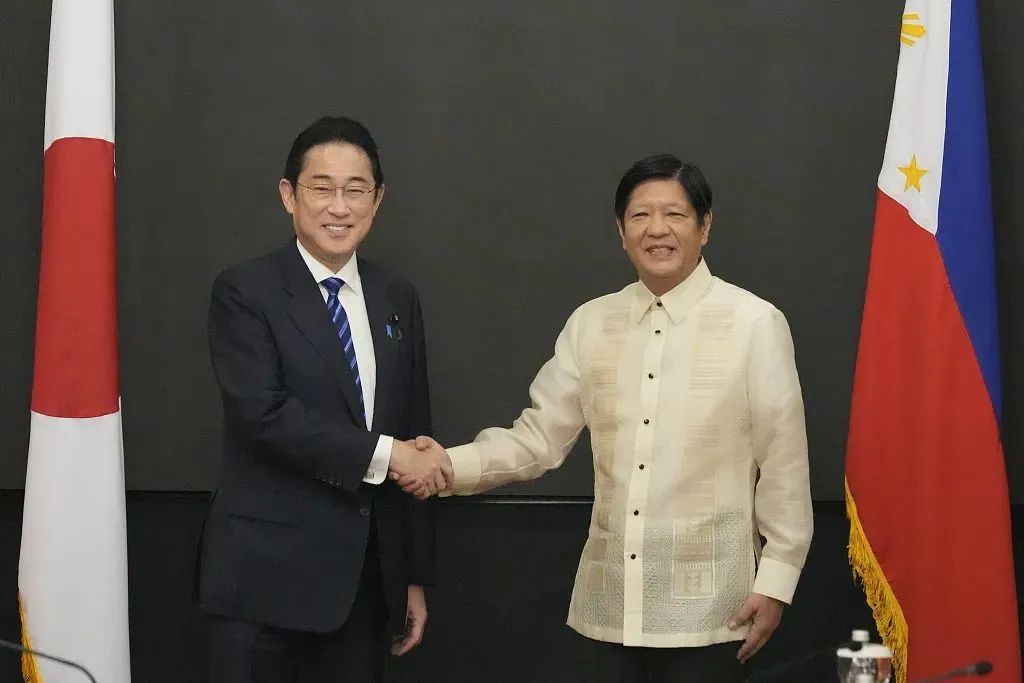 当地时间2023年11月3日，菲律宾马尼拉，在马拉卡南宫内，菲律宾总统马科斯（右）与日本首相岸田文雄握手（来源：环球网）
