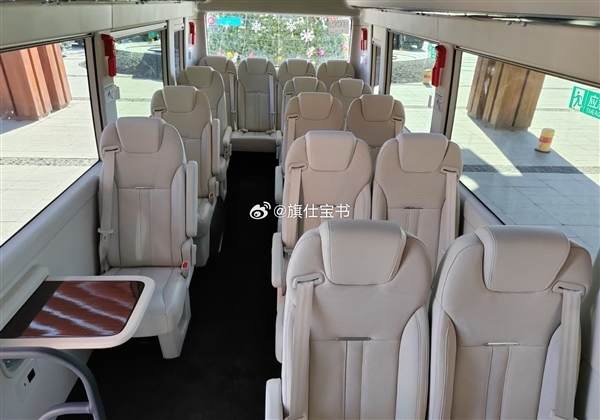 丰田考斯特绝佳替代!红旗国悦实车内部首曝:自带一张大桌子