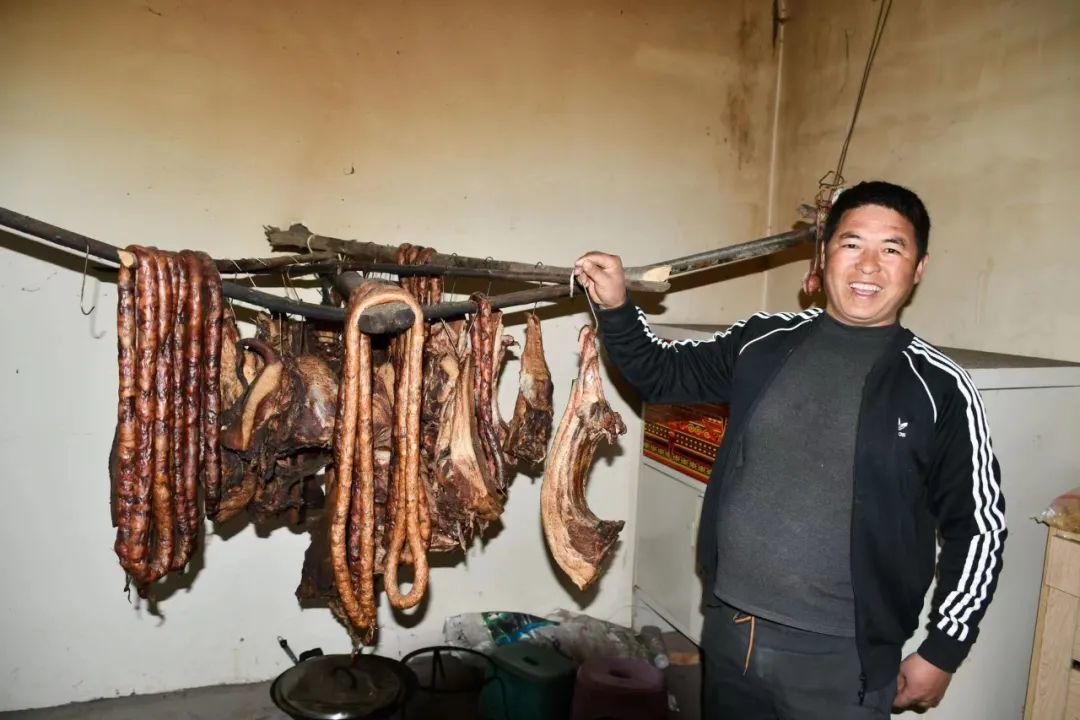 巫其石且新做好的香肠腊肉。新华社记者 谢佼 摄