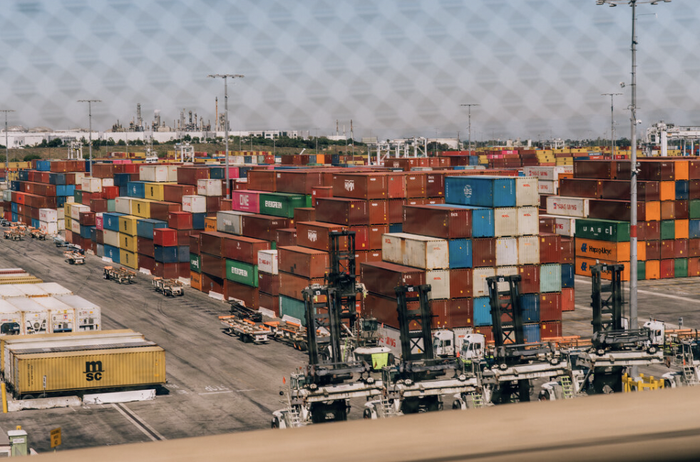 ◆加利福尼亚州圣佩德罗市洛杉矶港的海运集装箱。