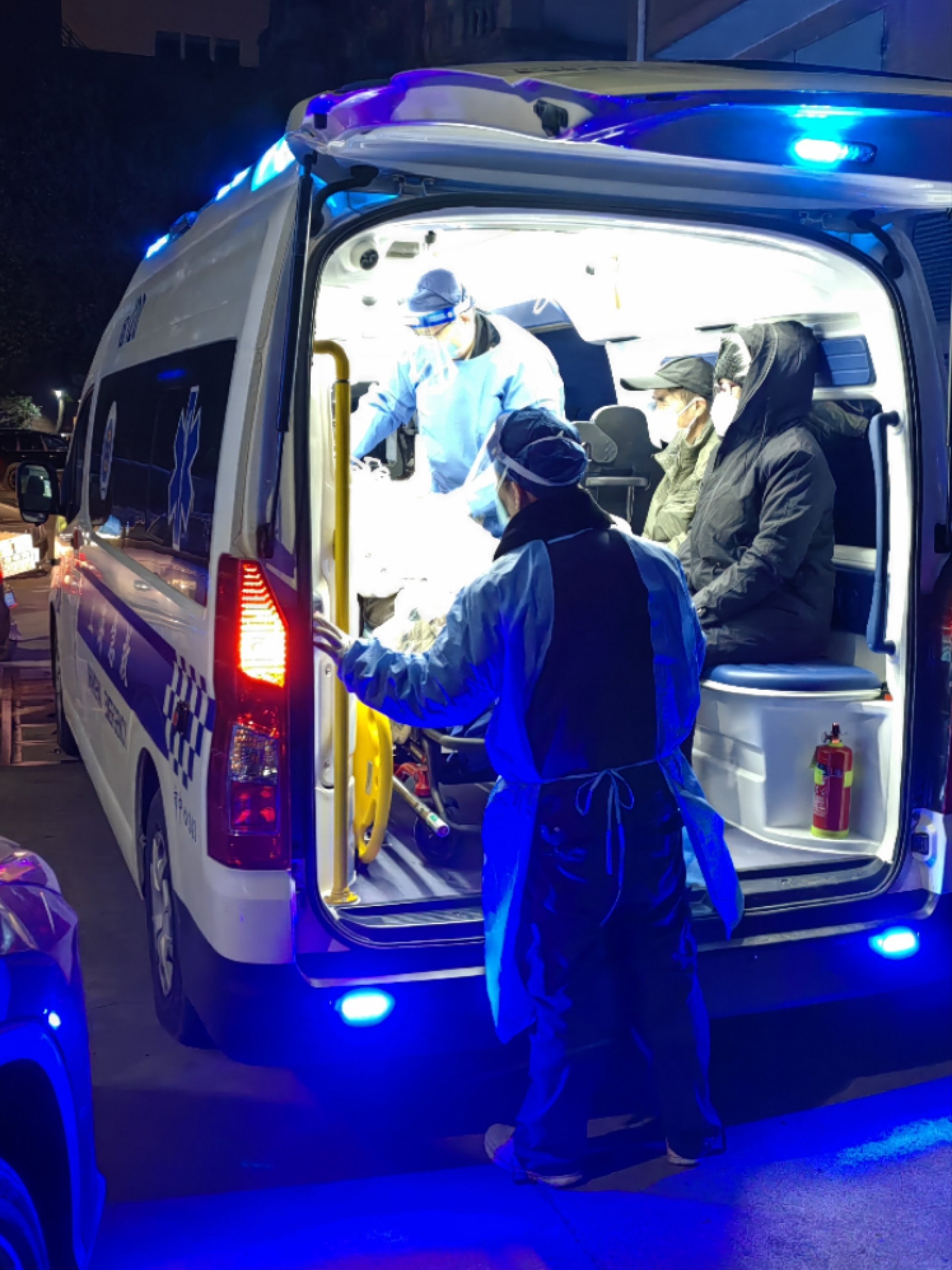 上海120急救人员正在转运新冠病人。截至2023年1月18日,120市中心每日出车已经降到了1700次。均为 受访者供图