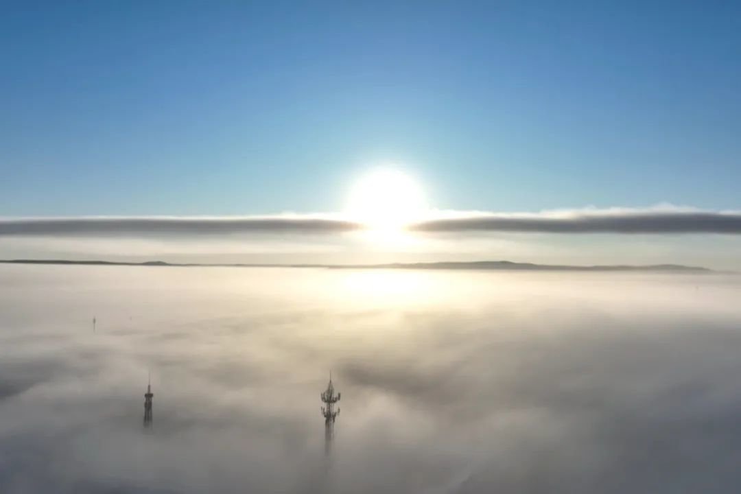 冰雾笼罩,通讯塔只余尖顶