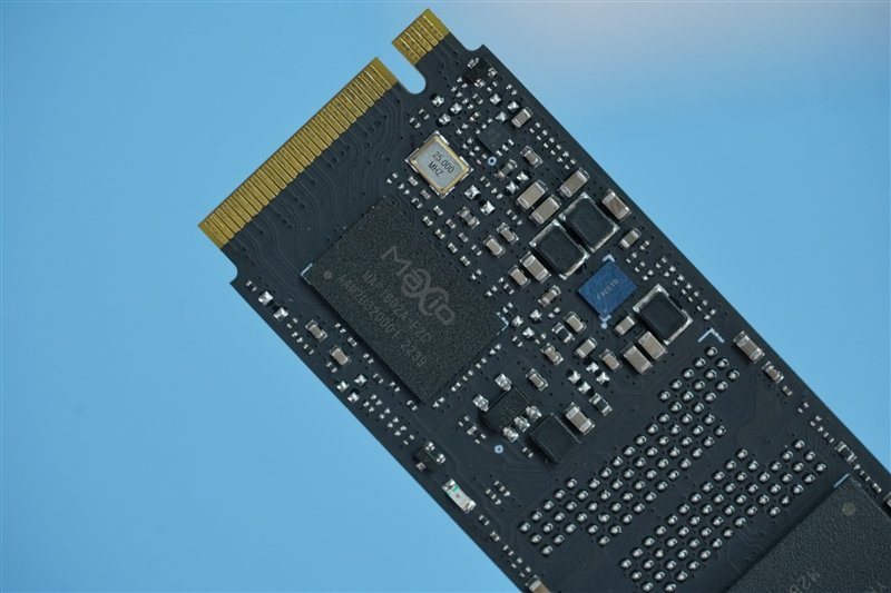 七彩虹战戟CN700 1TB SSD评测:国产方案7.1GB/s读取、499元最香