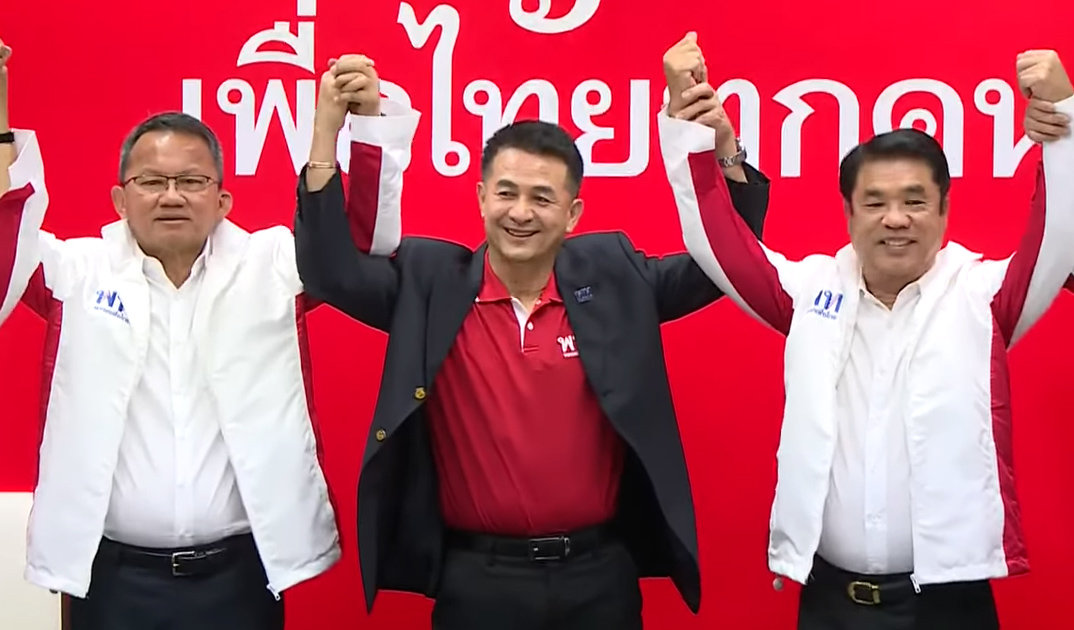 泰国前司法部长颂萨（左一）和前工业部长素里亚（右一）正式加入为泰党 视频截图