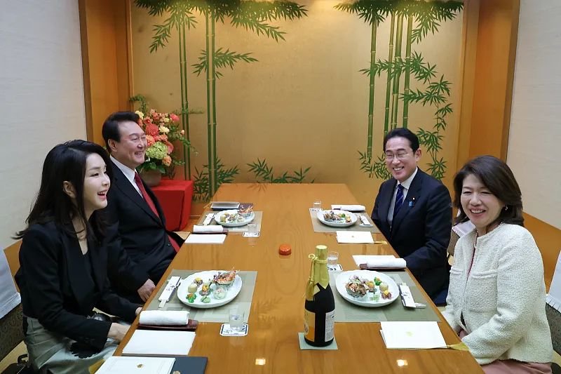尹锡悦和夫人金建希、岸田文雄和夫人岸田裕子共进晚餐。图源：视觉中国