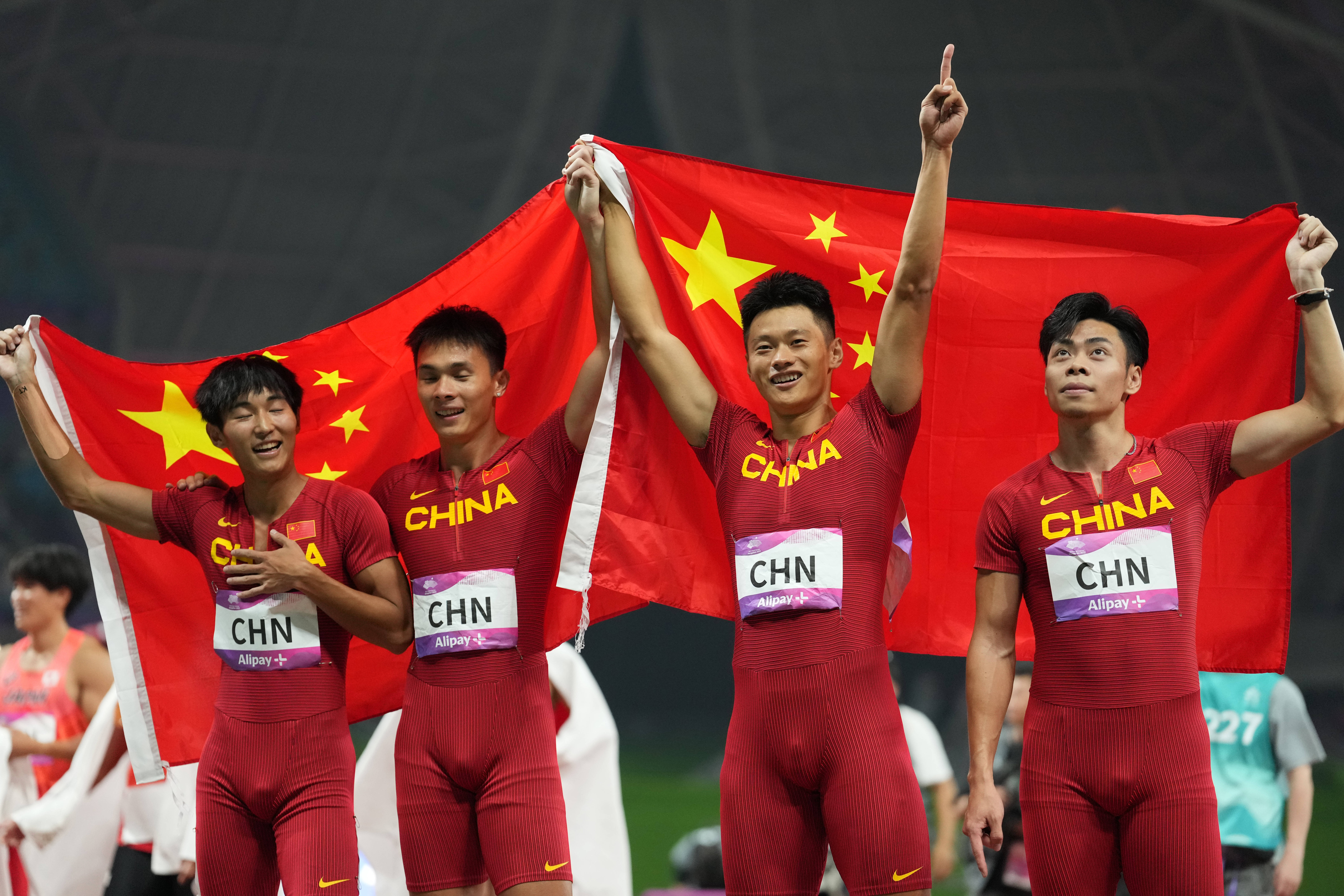 10月3日,中国选手陈佳鹏、严海滨、谢震业、陈冠锋(从左至右)在比赛后庆祝。新华社记者 孙非 摄