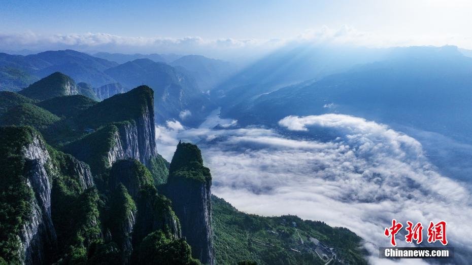 近日,在湖北恩施大峡谷,云海在峡谷间碰撞翻滚起伏,掀起万层“波浪”,构成了一幅“云以山为体,山以云为衣”的美丽画卷。恩施大峡谷地处湘渝鄂三地交界处,峡谷内天坑、地缝、绝壁、峰丛、岩柱群、溶洞、暗河等地质景观一应俱全,被称为“喀斯特地形地貌天然博物馆”。