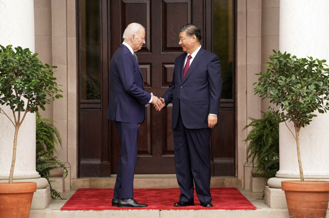 ◆11 月 15 日，中美两国元首在会面前握手。本次峰会是两国元首时隔一年后再次会晤。
