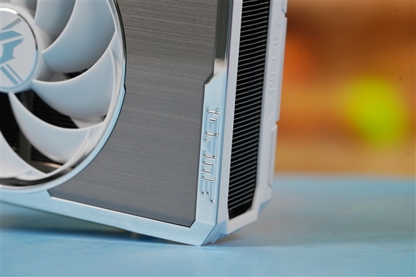 单风扇极简风!七彩虹iGame RTX 4060 Ti Mini OC 8GB显卡图赏