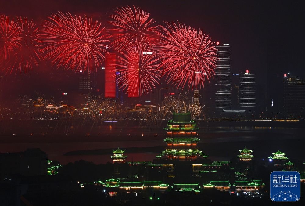 这是1月22日拍摄的2023年南昌市迎春烟花晚会。新华社记者 万象 摄