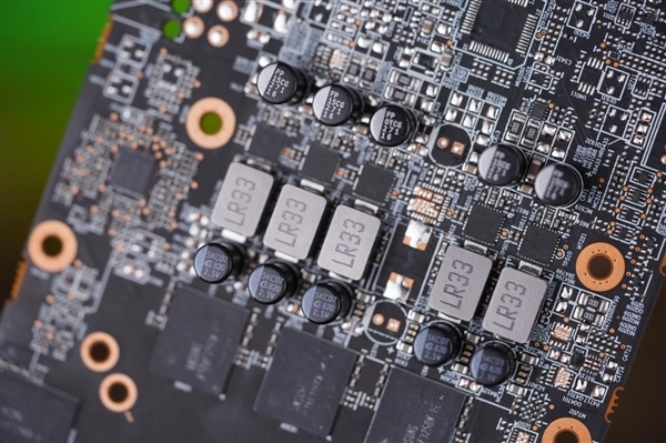 中国特供!蓝宝石AMD RX 6750 GRE 10GB白金版图赏