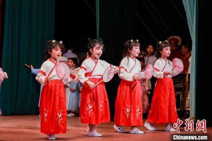 6月3日晚，2023第八届海口大致坡琼剧文化节开幕。图为小演员进行琼剧表演。　第八届大致坡琼剧文化节组委会供图